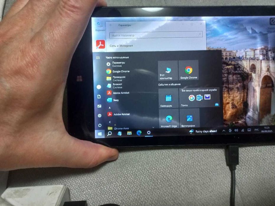 планшет LENOVO с установленным на нем WINDOWS 10