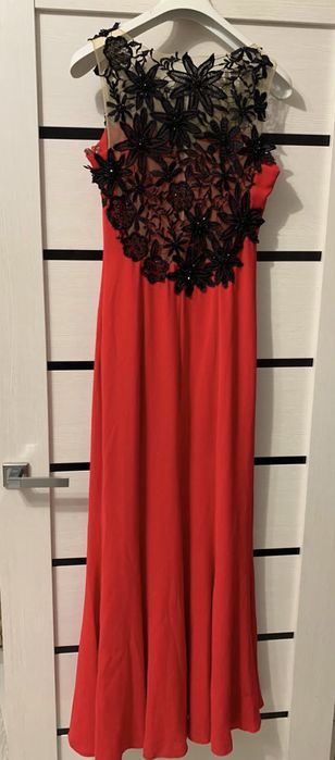 Длинное красное вечернее платье