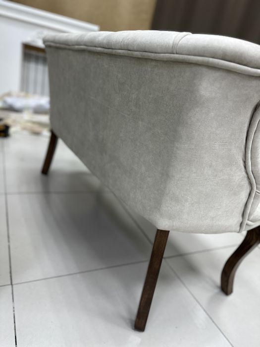 Диван в бежевом цвете