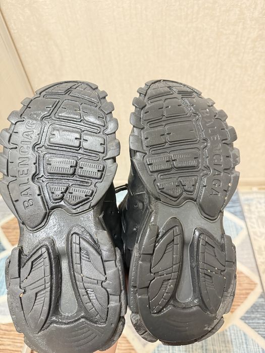 Продаю Balenciaga track 1 черные