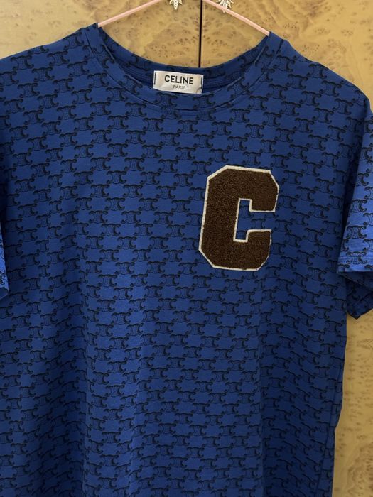 Qora ko'ylak oldi qismiga kapalekla bilan ishlov berilgan