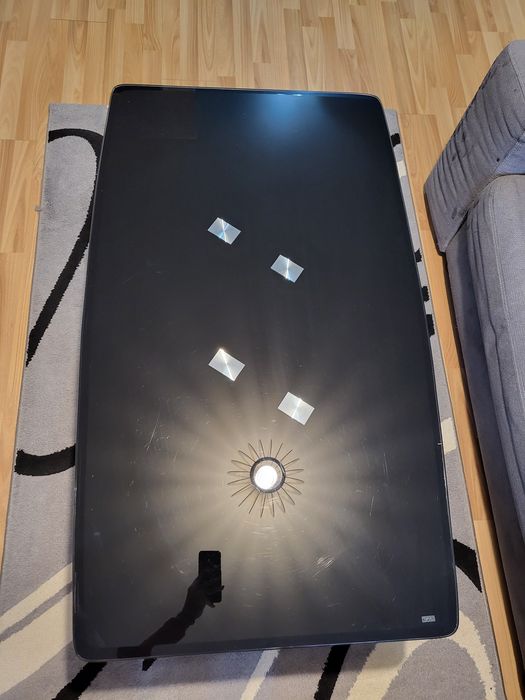 Хола стъклена маса