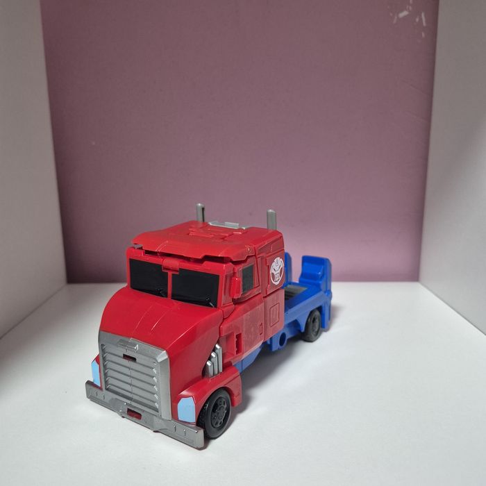 Игрушка-трансформер "Optimus Prime" (Трансформеры Новая искра) Hasbro