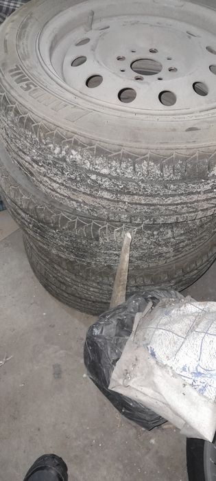 Продам комплект шин на дисках.
