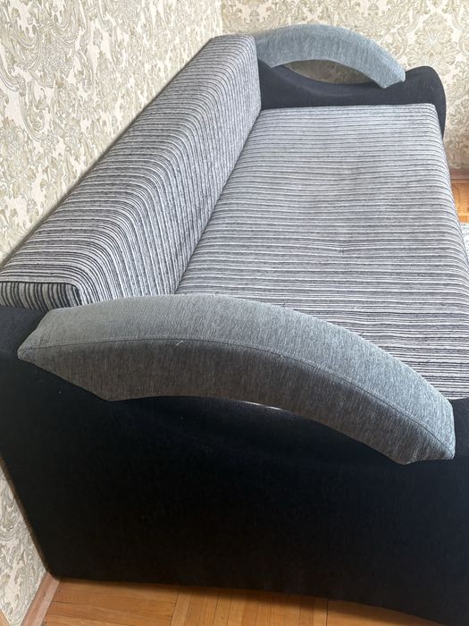 Диван с пружинной основой б/у