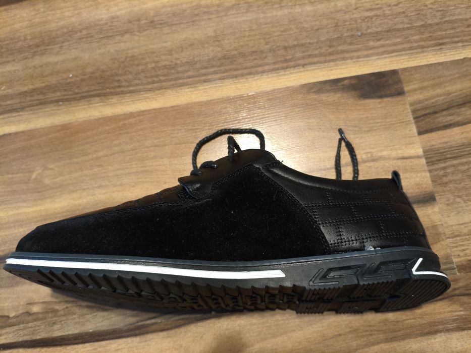 Adidași, noi, nefolosiți