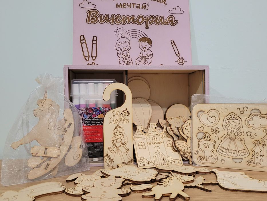 Персонализирана кутия за оцветяване+ акрилни маркери. Коледен  подарък