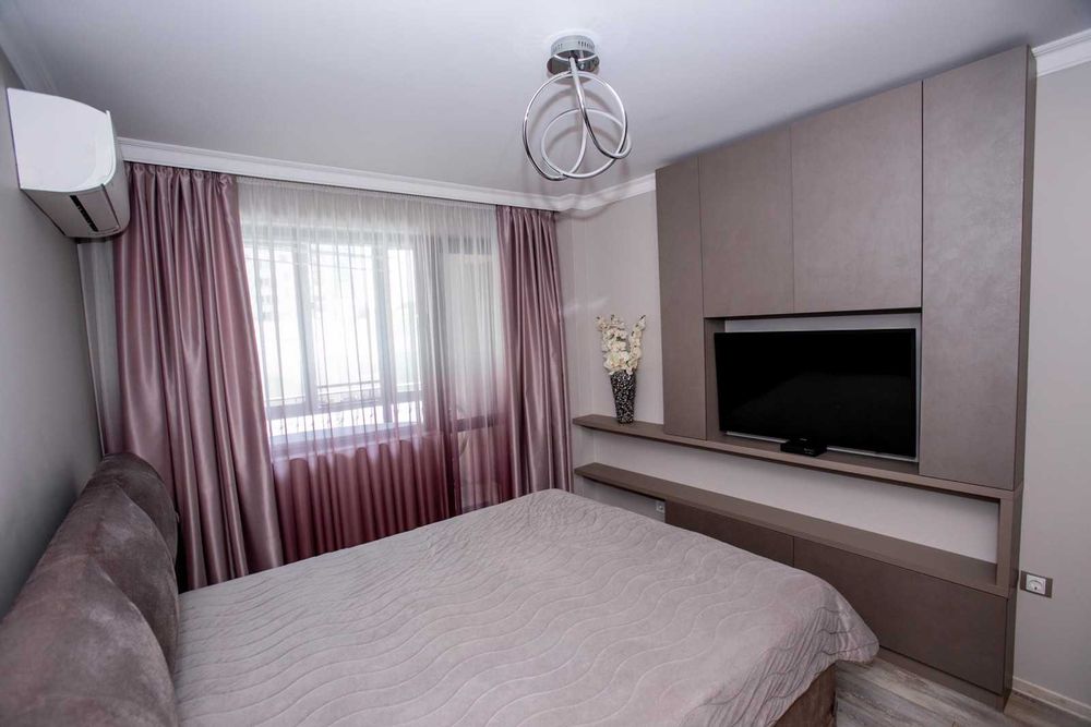 Дава се под наем Тристаен апартамент в Бургас, Център - 90 кв.м за 816 € - Снимка #5