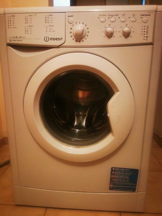 Mașină de spălat rufe Indesit uzată în perfectă stare de funcționare
