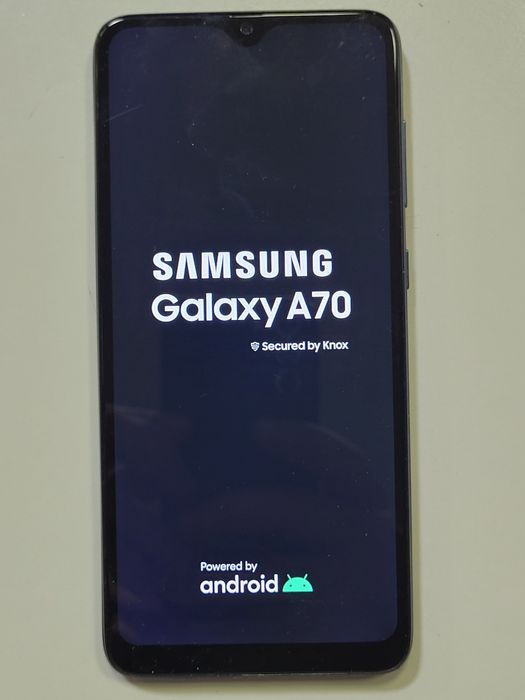 Samsung a70 Glow Nu este Impecabil ca Nou