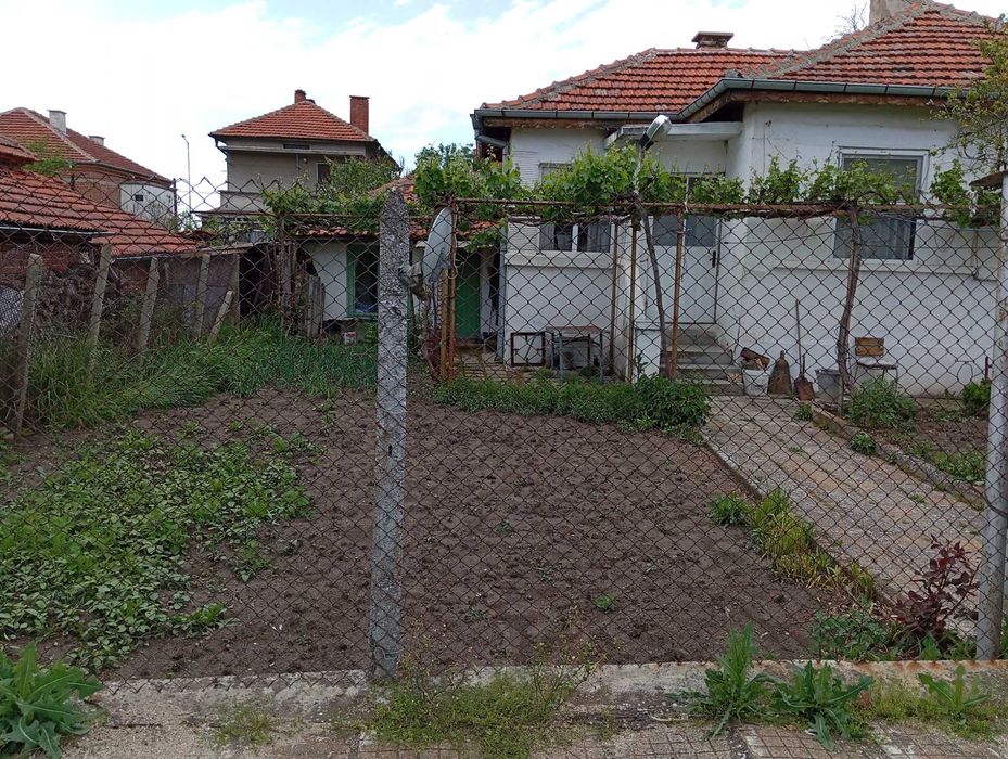 Продава се едноетажна къща в гр. Елхово, обл. Ямбол