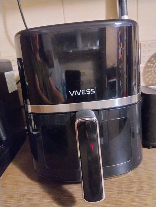 Airfryer vivess, aproape nou. Preț 200 lei.