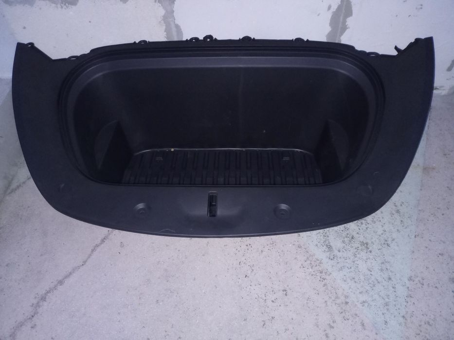 Панел под поредното стъкло tesla model Y
