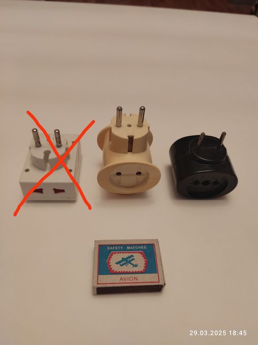 Трои́ник для розетки