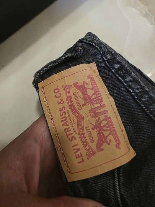 Blugi Levi's stare foarte bună o mică dungă  pe spate vezi foto mărimea 140 cm