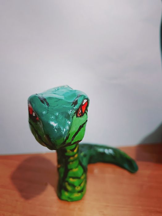 Продам фигурку змеи