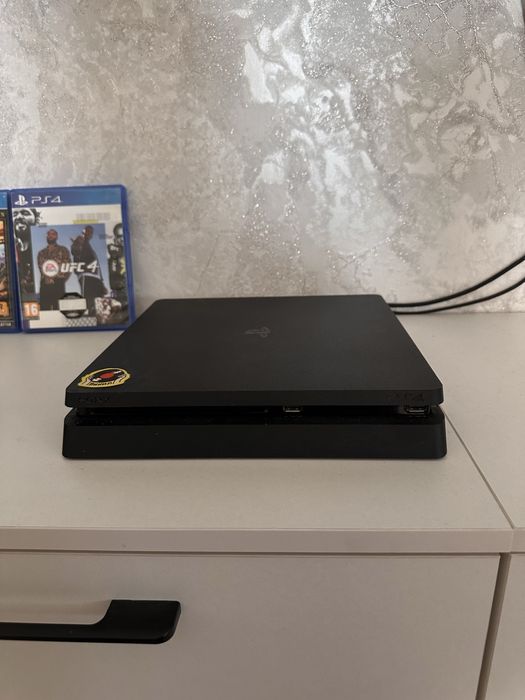 Продам ps 4 в хорошем состоянии
