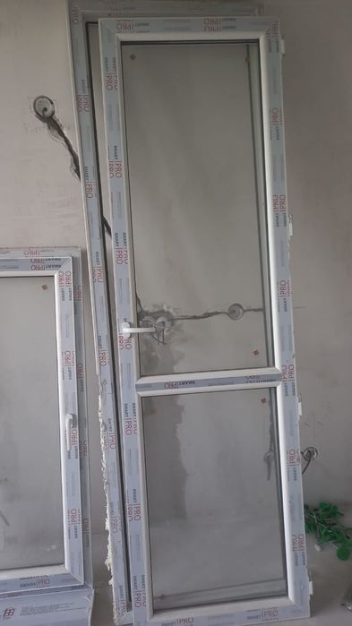 Продам Пластиковую дверь с окном.
