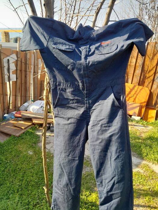 Vând salopeta noua  marimea L pret 50 lei