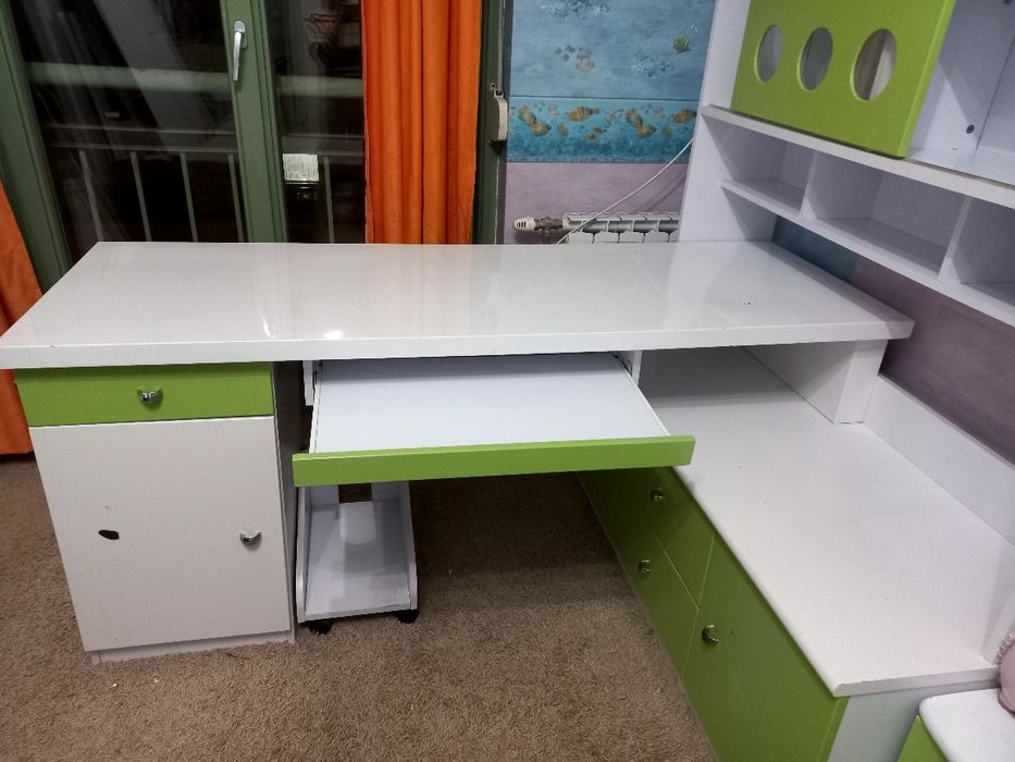 Голямо бюро с шкафове и Легло за детска стая