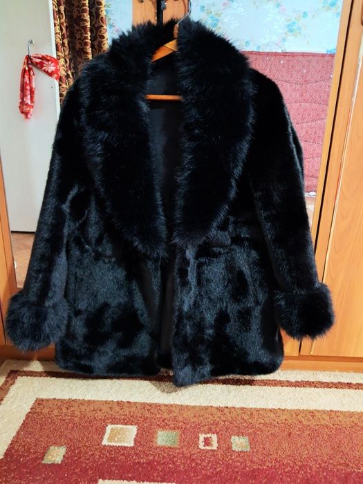 Продам короткую эко шубу