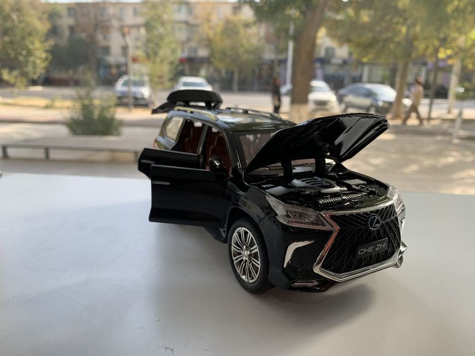 Modelka Lexus LX570
