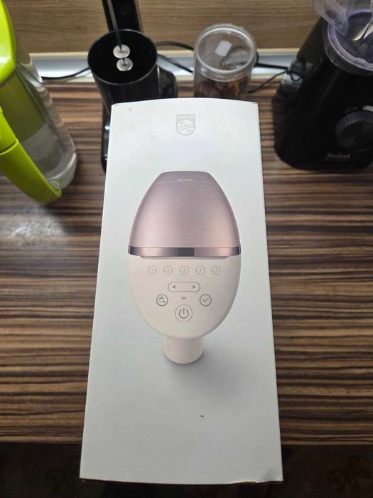 ЧИСТО НОВ Philips Lumea 9900 Series BRI977