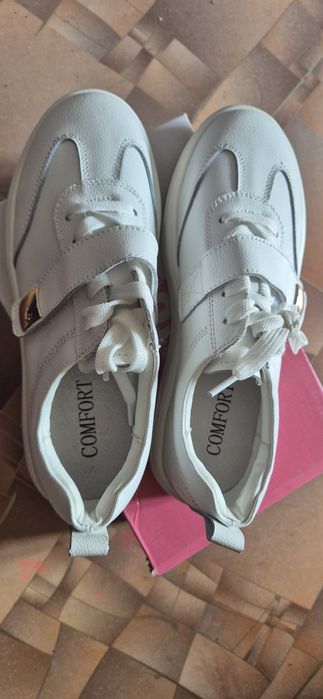 Кроссовки женские