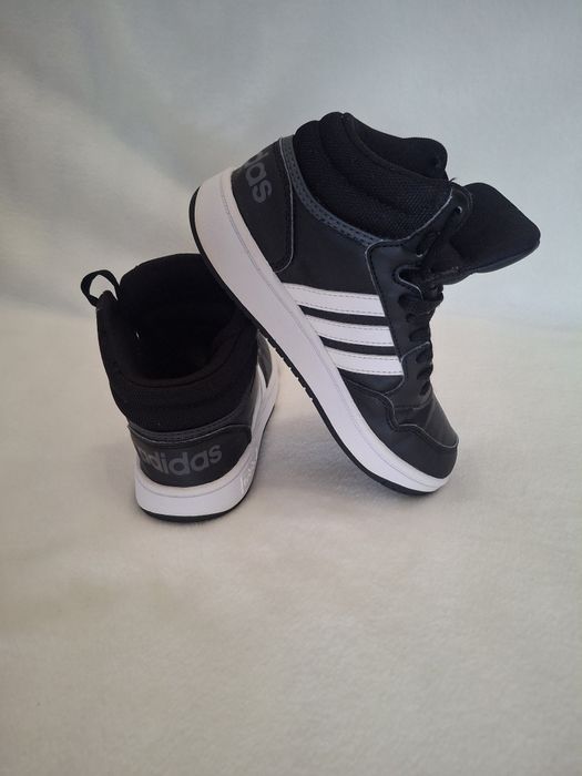 Adidași Adidas negri marimea 32