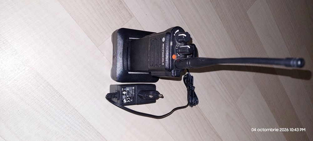 Stație radio profesională Motorola DP4400e + acumulator și încărcător