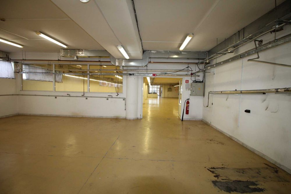 Продава се Промишлена сграда в Русе, Централен кооп. пазар - 550 кв.м за 3 €/кв.м - Снимка #11