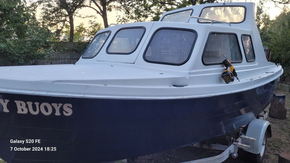 Barca cabinata cu  motor de vanzare