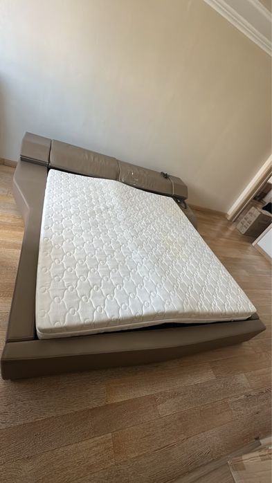 Двух спальная кровать