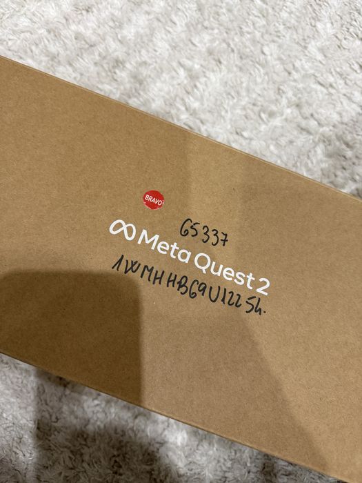 O pereche Meta Quest 2 (128GB/256GB) VR headset
