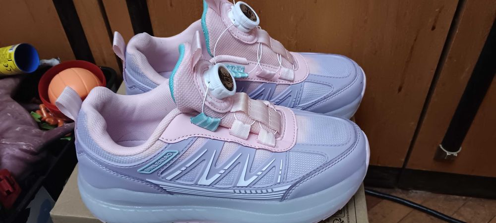 Продават се маратонки с колелца