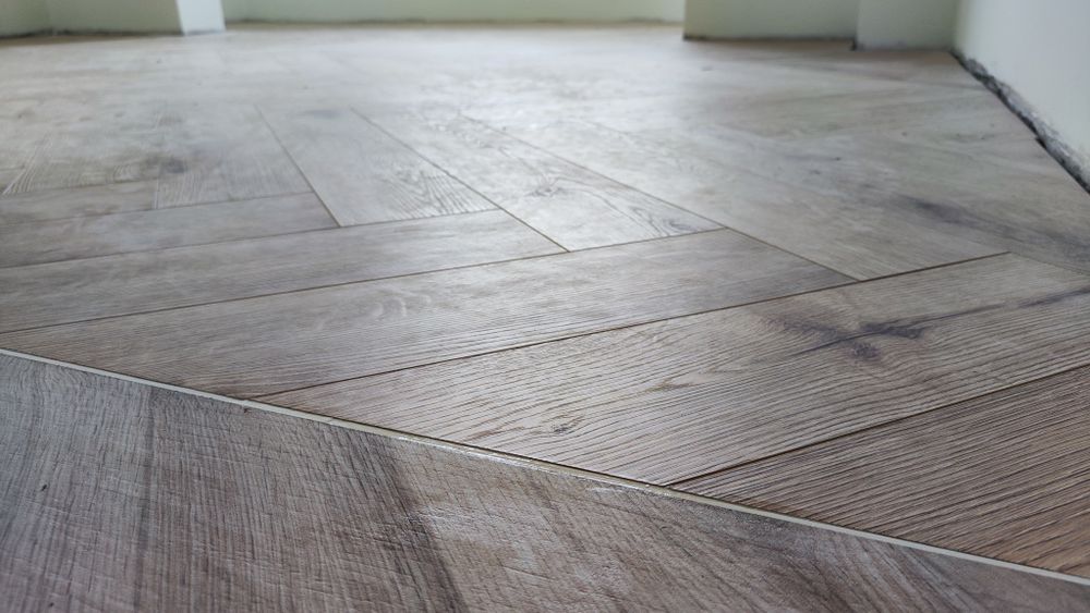 Професионален монтаж на паркет / ламинат ,первази ,лайсни