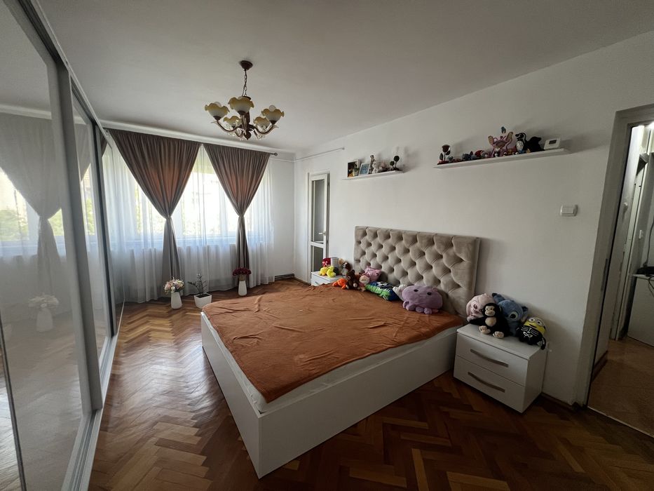 Inchiriez apartament 2 camere decomandat cu centrala Micalaca 300