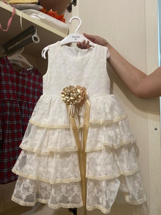 Продам платье для девочки подойдет на 3-5 лет