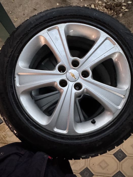 Комплект зимних шин с дисками chevrolet.