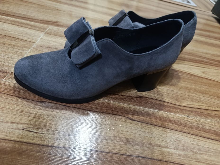 Yangi tufli sotiladi