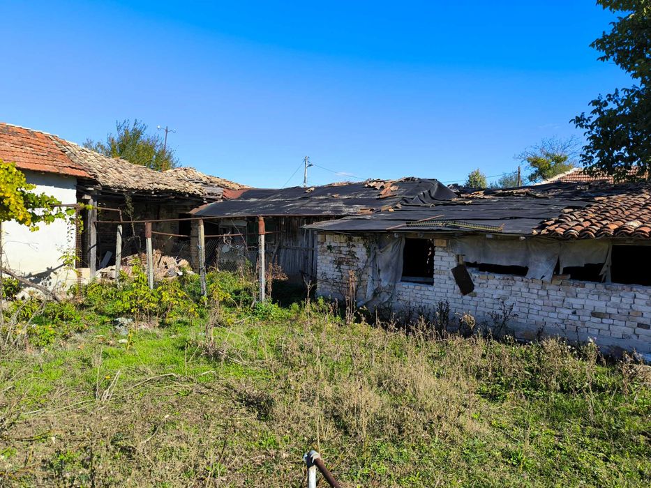 Продава се къща с двор 910 кв.м в гр. Каолиново, кв. Боймир.