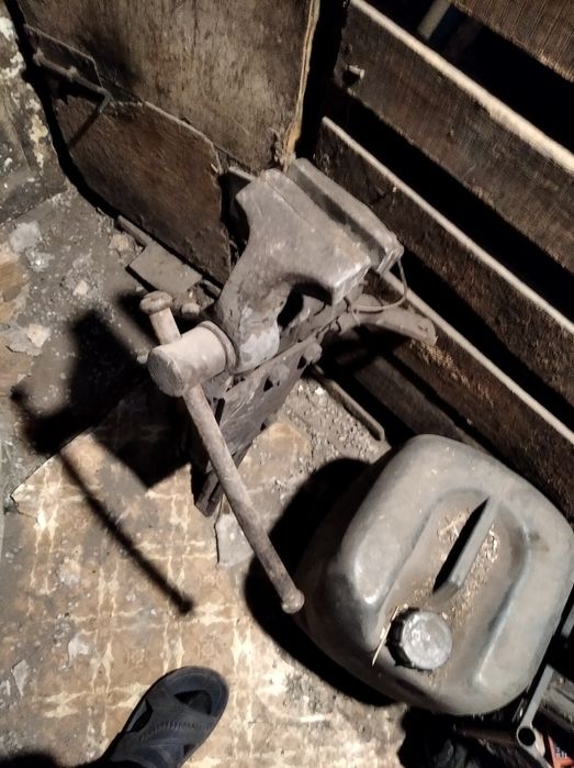 Тиски вентовые продам