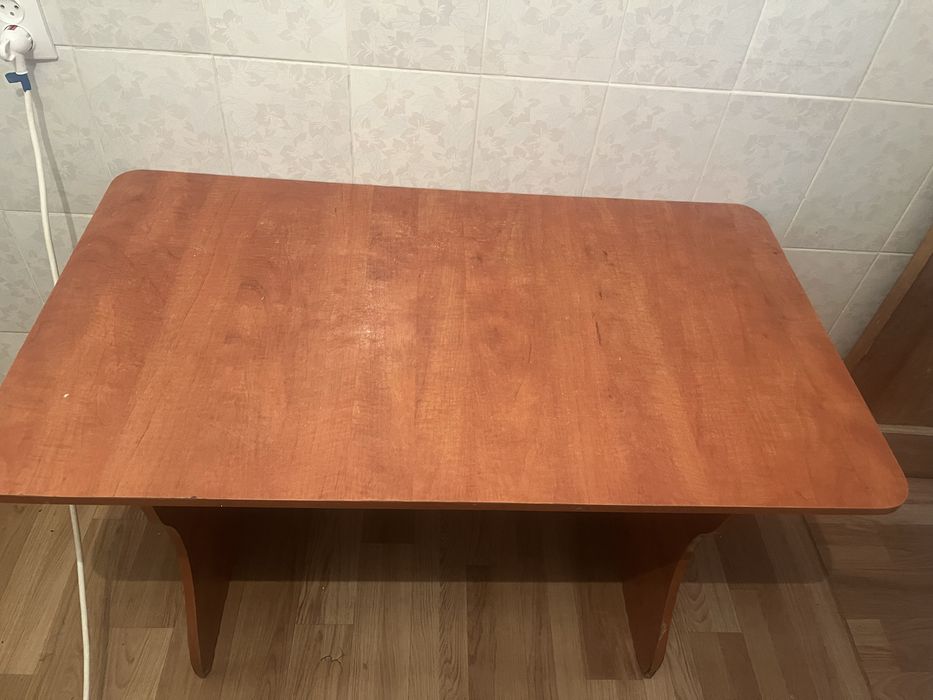 Компьютерный стол и куханный стол