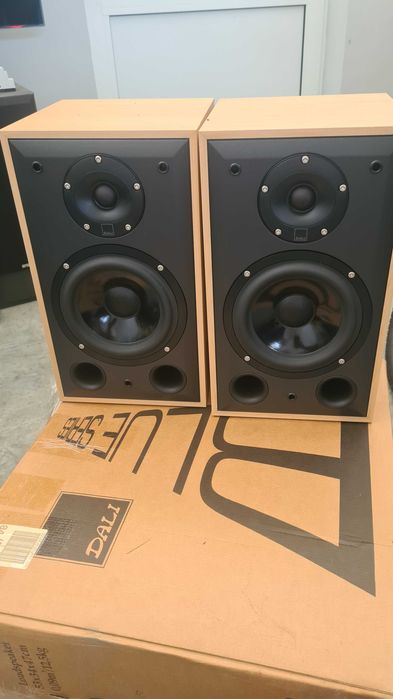 Тонколони Стерео Stereo Дали Dali HiFi