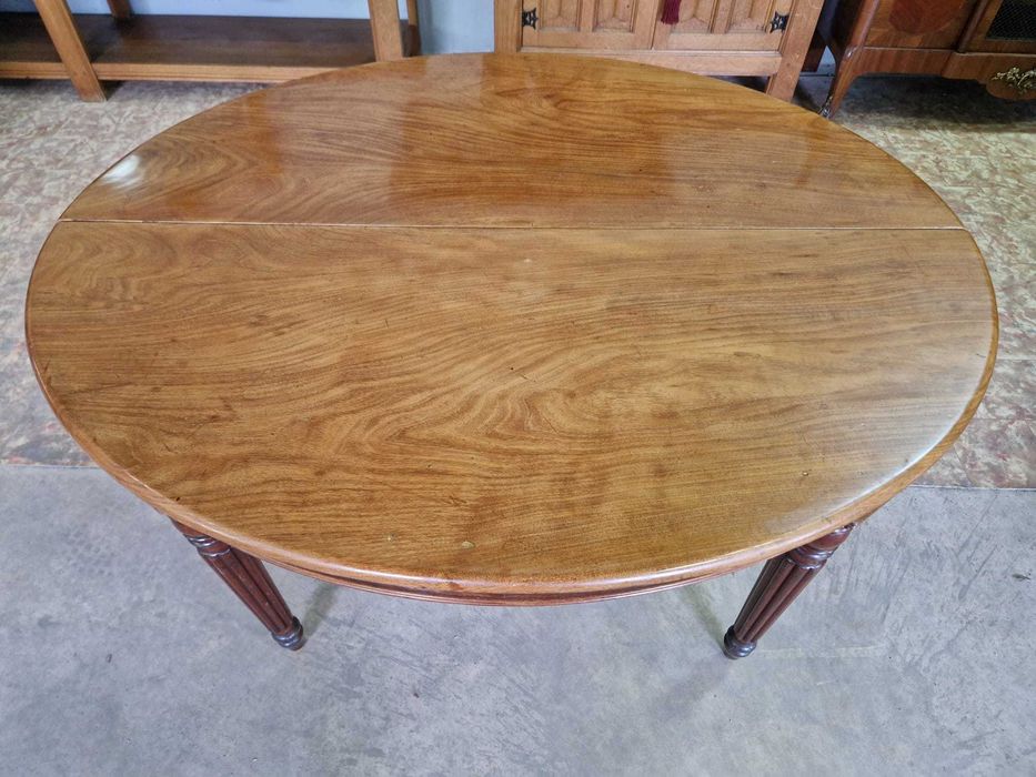 Овална трапезна маса от махагон в стил "ЛУИ XVI"