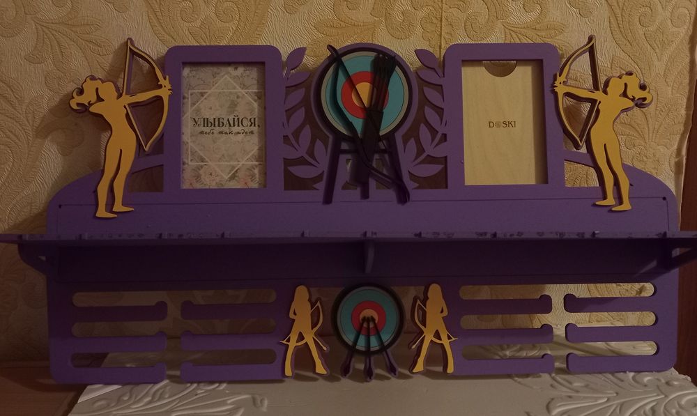 Навесная полочка для медалей и кубков