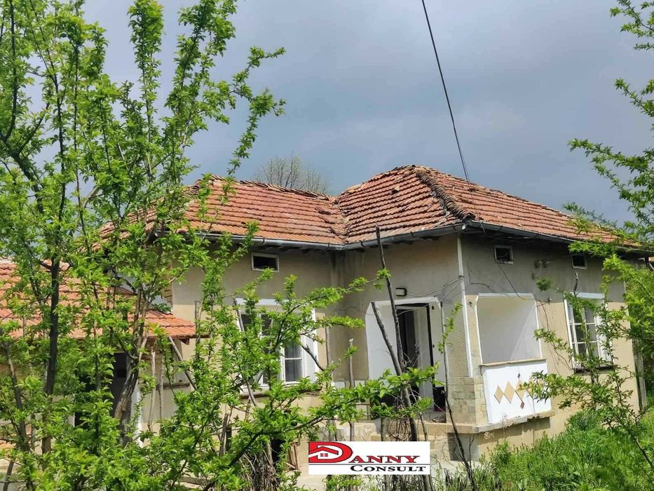 Едноетажна къща с двор и кладенец в с. Овча Могила