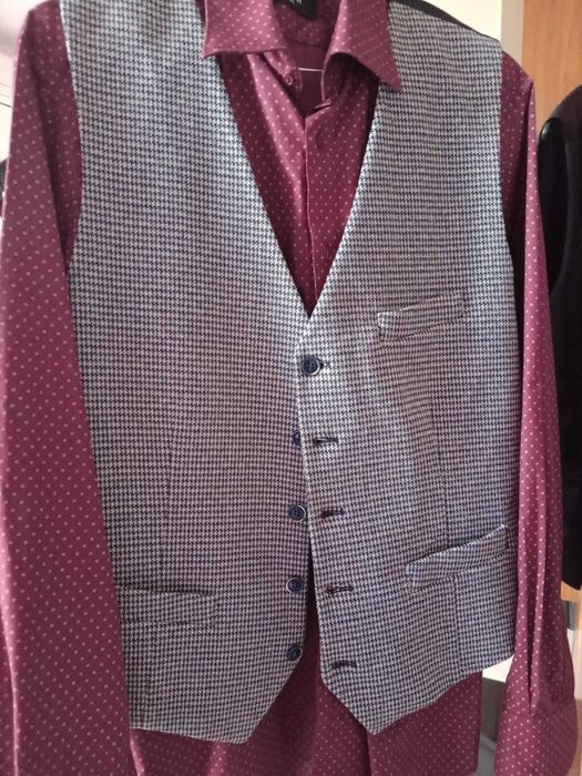 Costum nou gri carouri, camasa grena, veste gri pepit si bleumarin