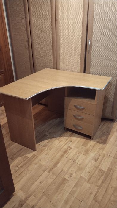 Письменный угловой   столл