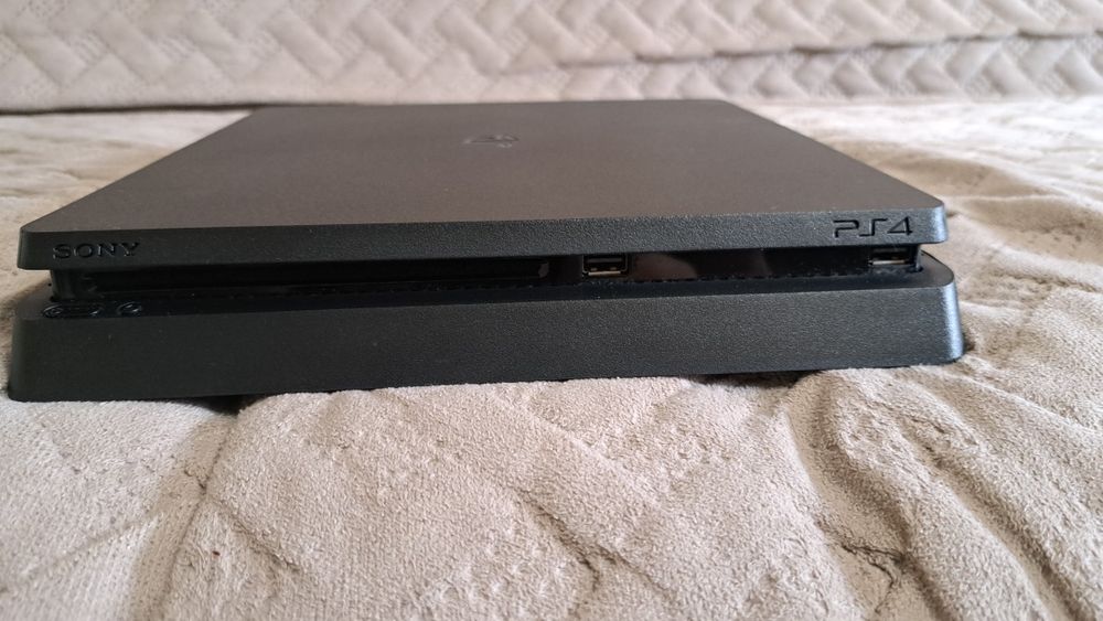 Продаю PS4 Slim, с пломбами и комплектом